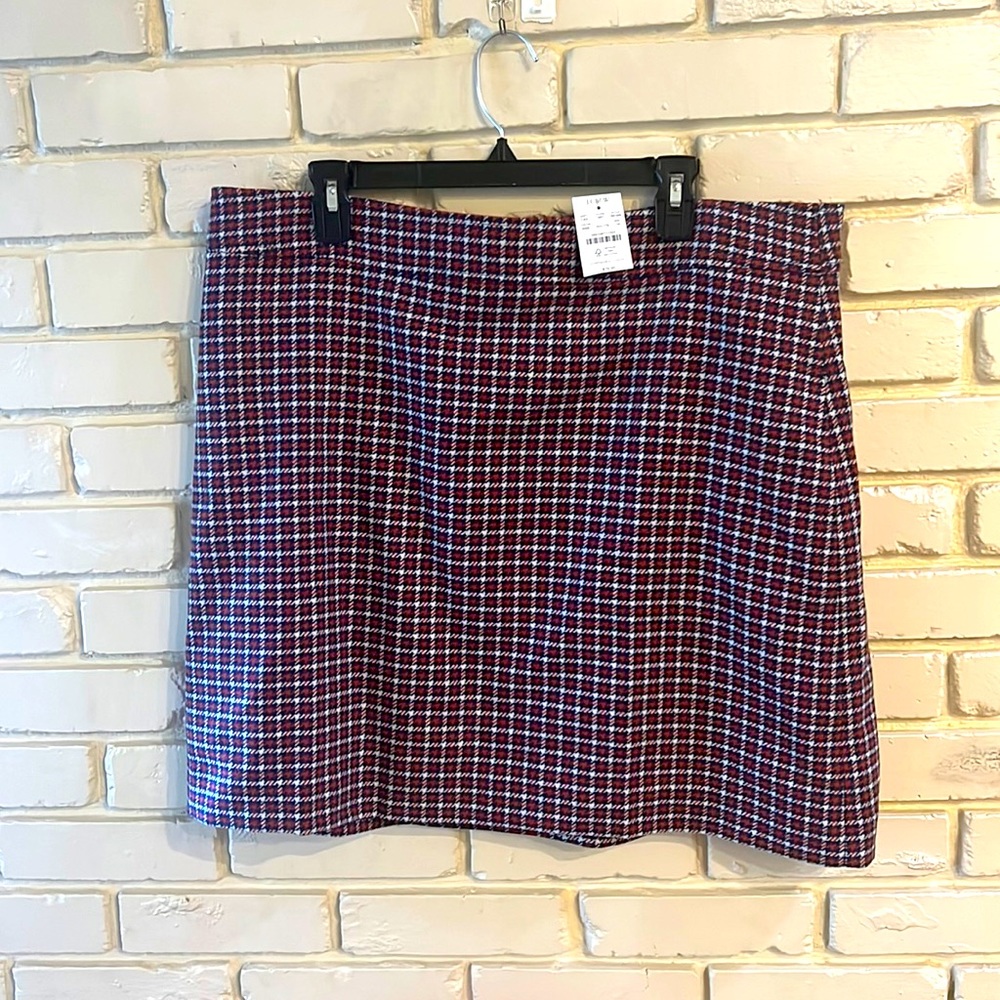 Classic Houndstooth Mini Skirt in Burgundy